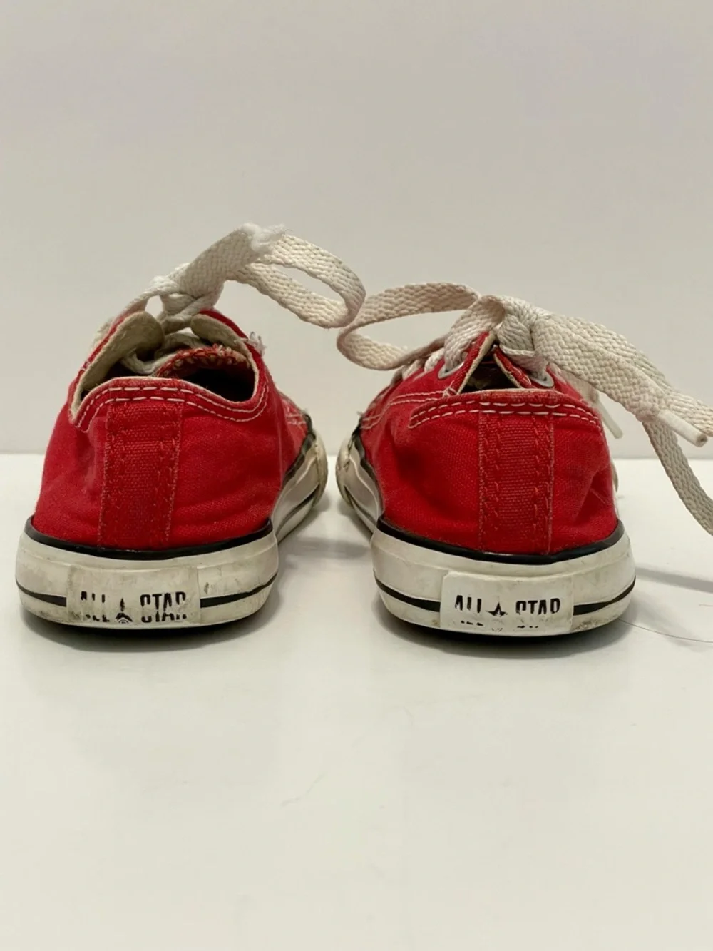 Converse All Star Chuck Taylor Classic Low Top Kids Sneakers Youth Size 6 Red